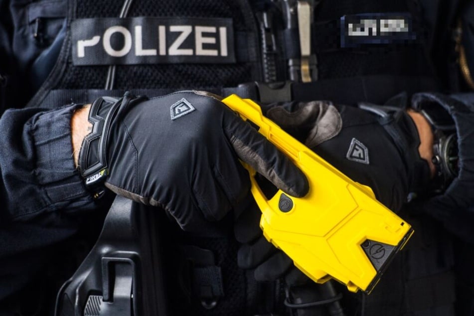Die Polizisten setzten den Taser ein. (Symbolbild)