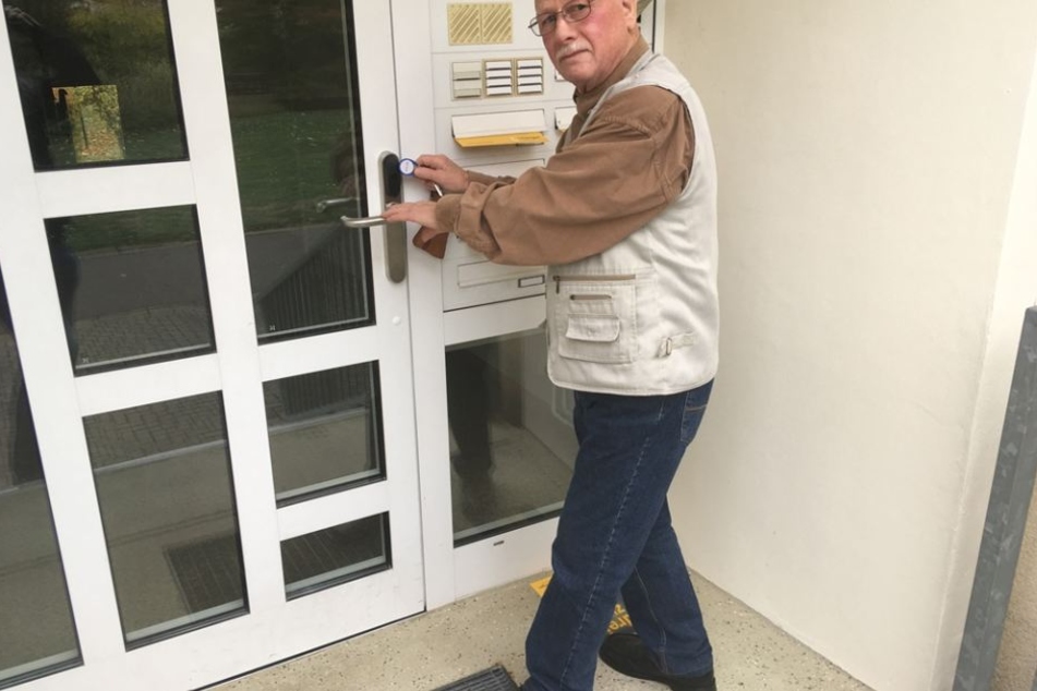 Lipsia-Mitglied Wolfgang Ackermann (79) aus Grünau demonstriert die Funktionsweise der neuen Transponder.