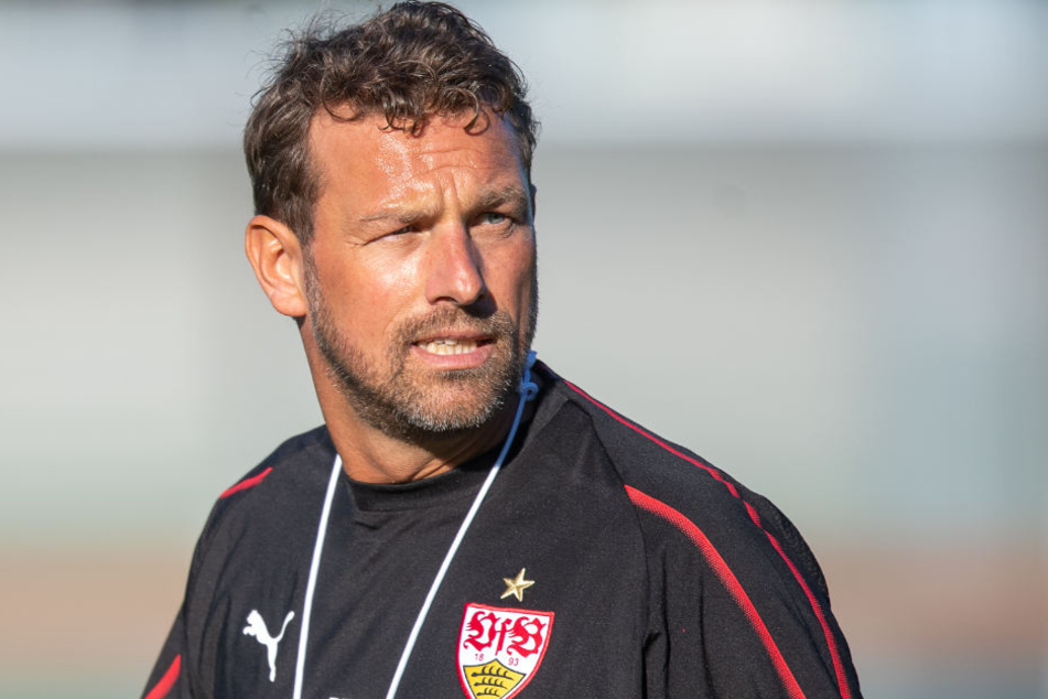 Trainer Markus Weinzierl tritt am Freitag mit seinen Jungs gegen Bayer Leverkusen an.