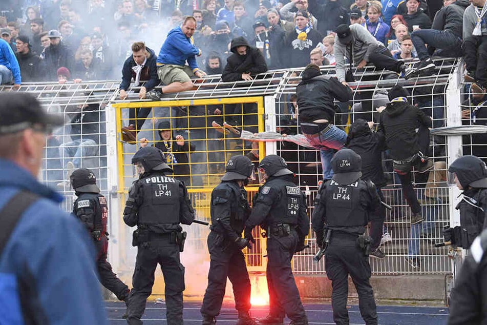 Zuschauer waren über die Zäune in den Innenraum des Stadions gelangt.