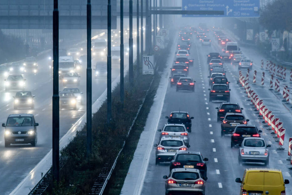 Die A1 bei Köln wird von Freitagabend bis Montagmorgen komplett gesperrt (Archivbild).