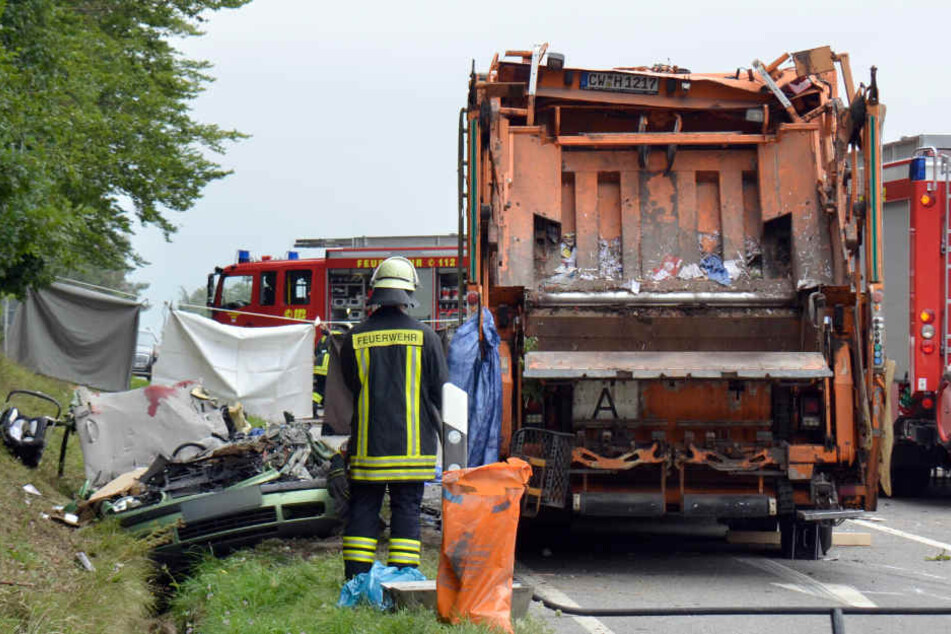 August: In Nagold stürzt ein Müllwagen auf einen Pkw, die fünf Insassen des Autos sterben. Für Mitte Oktober wird ein Gerichtsgutachten erwartet. (Archivbild)