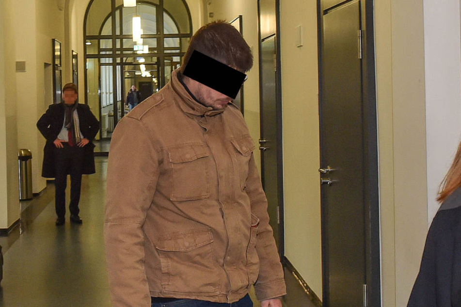 Oma-Räuber Martin R. (23) auf dem Weg in den Gerichtssaal.