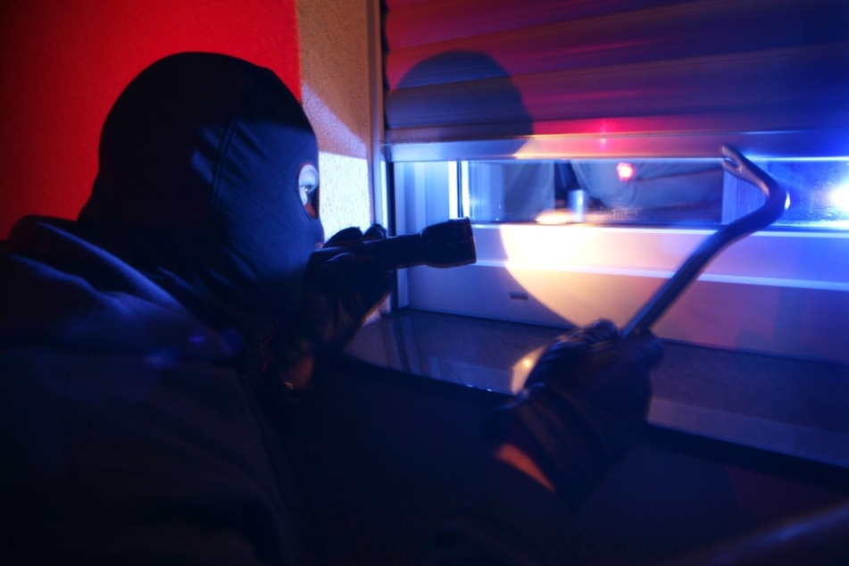 Die Täter brachen in eine Tankstelle ein und klauten Zigaretten.