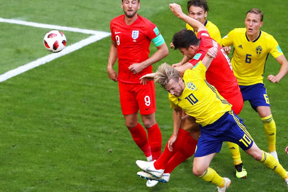 Englands Führung: Harry Maguire (Mitte-Mitte) setzt sich im Kopfballduell mit RB Leipzigs Emil Forsberg (vorne) durch.