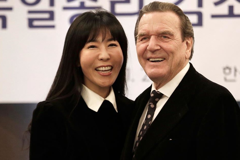 Altbundeskanzler Gerhard Schröder (73) und seine neue südkoreanische Lebenspartnerin Soyeon Kim (48) wollen möglichst noch dieses Jahr Hochzeit feiern.