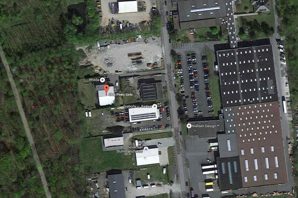 Eine lange, schmale Einfahrt zum Parklatz eines versteckt liegenden Bordells. Handelt es sich dabei um einen Ort öffentlichen Straßenverkehrs?