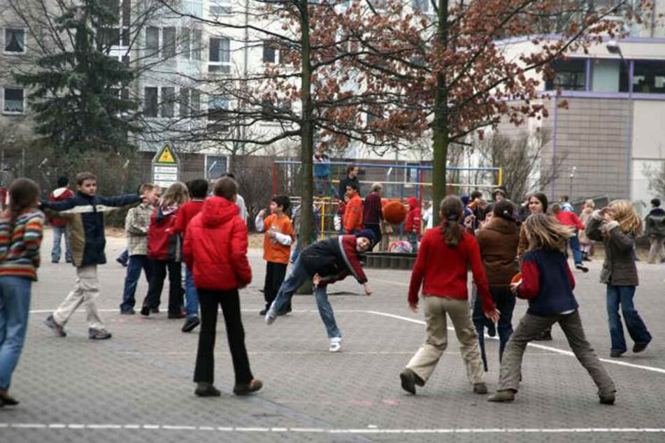 In der Pause gingen die Mitschüler plötzlich auf den Elfjährigen los (Symbolbild)