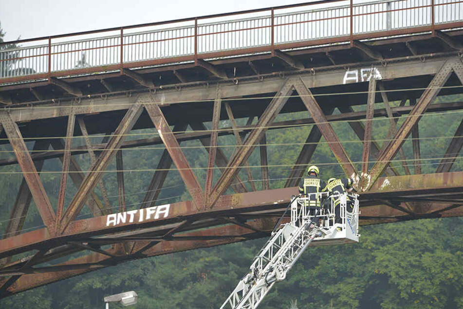 Das Angenehme mit dem Nützlichen verbinden: Bei einer Feuerwehrübung wurde die Brücke gesäubert.