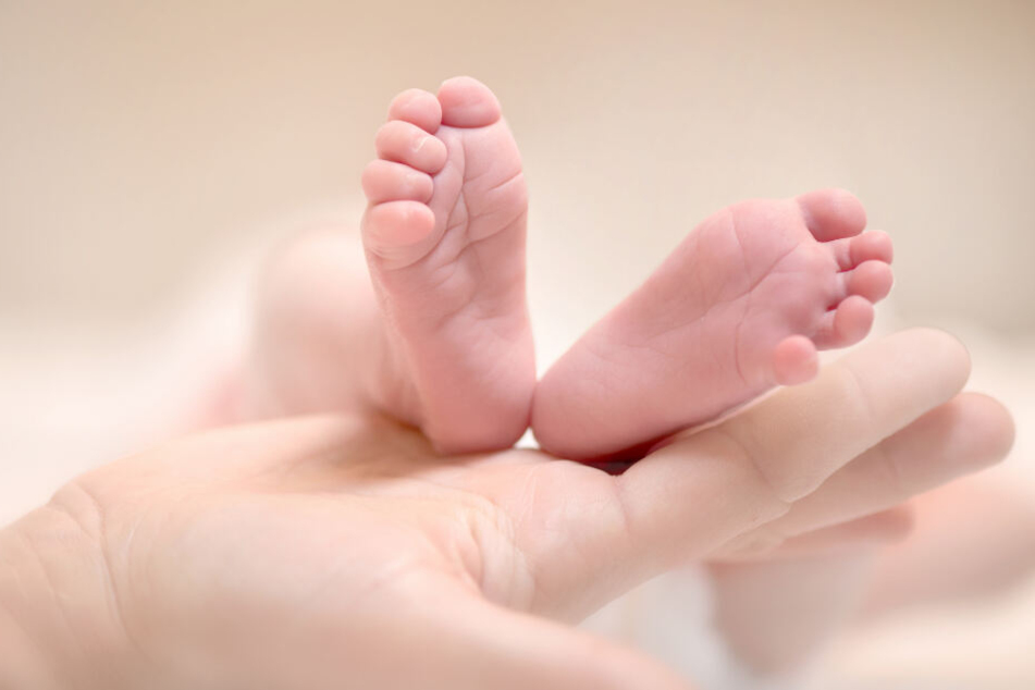 Erstmals kam ein Baby auf die Welt, das von zwei lesbischen Partnerinnen gemeinsam ausgetragen wurde. (Symbolbild)
