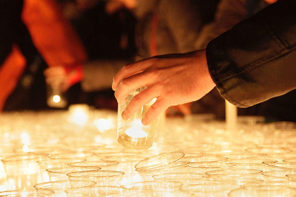 Jedes Jahr zünden tausende Menschen auf dem Augustusplatz Kerzen zum Lichtfest an.