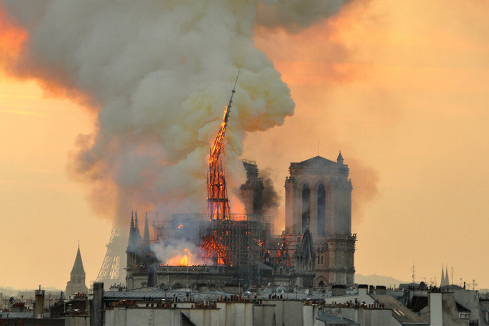 Über Stunden schlugen am Montagabend Flammen lichterloh aus dem Dachstuhl der Pariser Kathedrale von Notre-Dame.