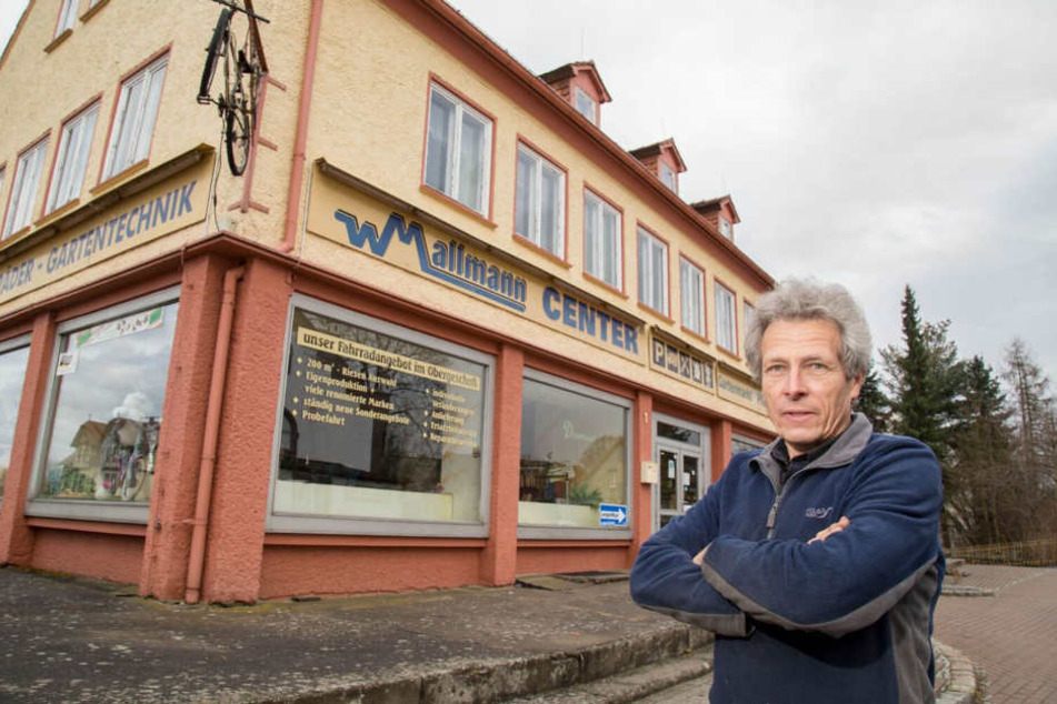 Unternehmer Wilfried Mallmann (62) ärgert sich über die Schüsse auf seine
Scheibe.