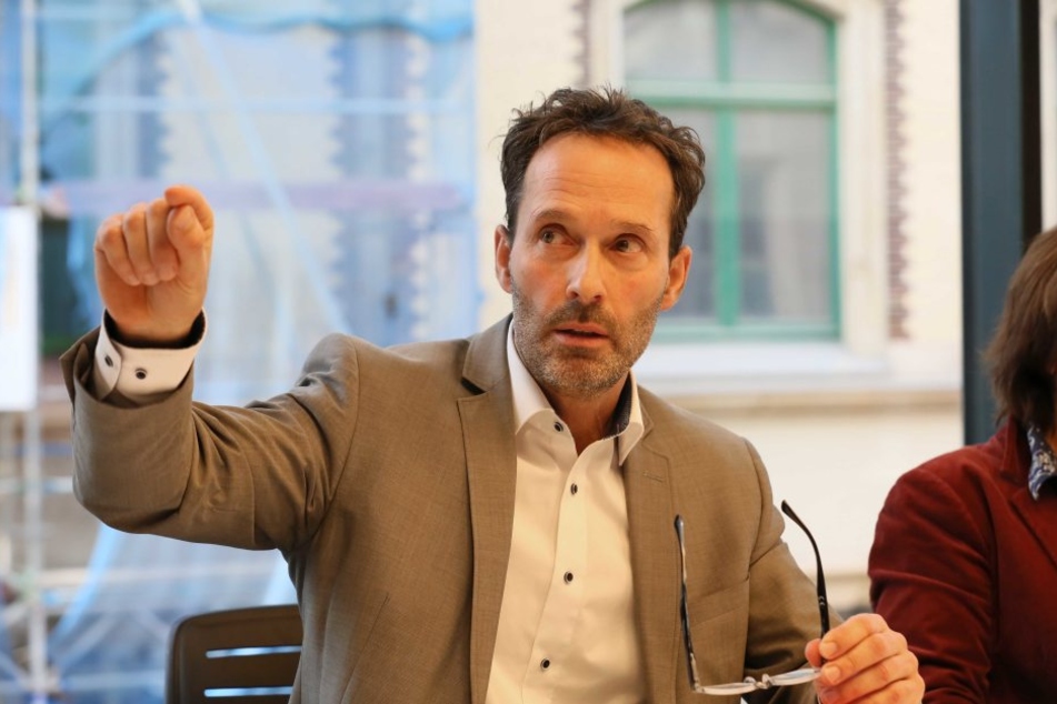 Tiefbauamtsleiter Thomas Pühn (51) war erfolgreich (r.): Er hatte monatelang um den Erhalt der Straßenbahnlinie zum Bahnhof gekämpft.