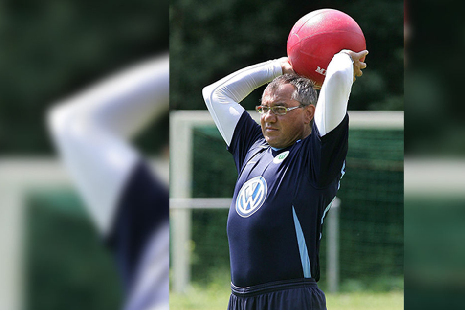 Felix Magath und der Medizinball - auch Mike Könnecke lernte diese Kombination zu "schätzen".