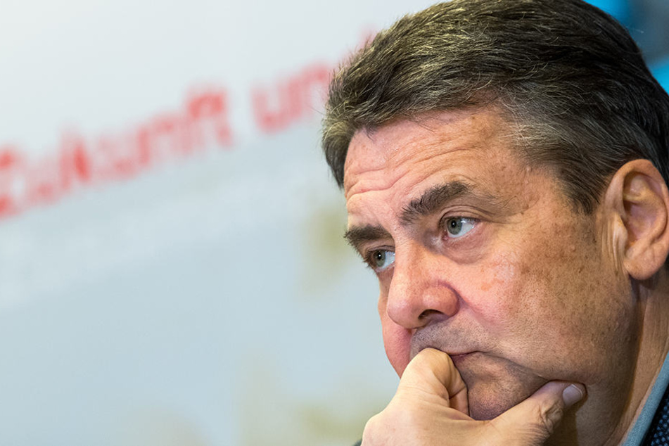 Sigmar Gabriel (58) lobt das Engagement der Jusos um Kevin Kühnert.