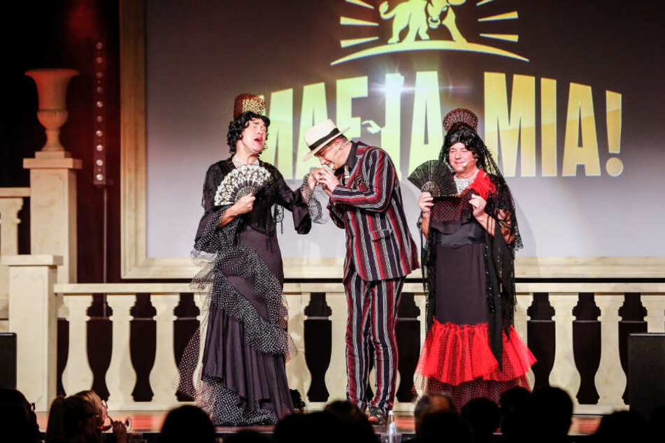 Die Geschichte der Dinnershow: Der Pate umgarnt die Senoritas mit kostbaren Juwelen, die er im Grünen Gewölbe stehlen ließ.