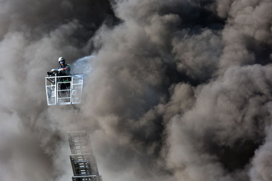 Die Lagerhalle ist nach dem Brand einsturzgefährdet. (Symbolbild)