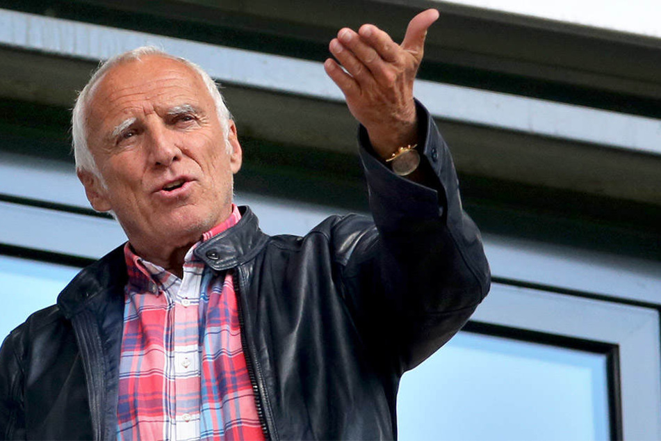 Red-Bull-Gründer Dietrich Mateschitz (hier beim Besuch eines Zweitligaspiels von RB Leipzig) kritisiert im Interview auch andere Bundesliga-Funktionäre.