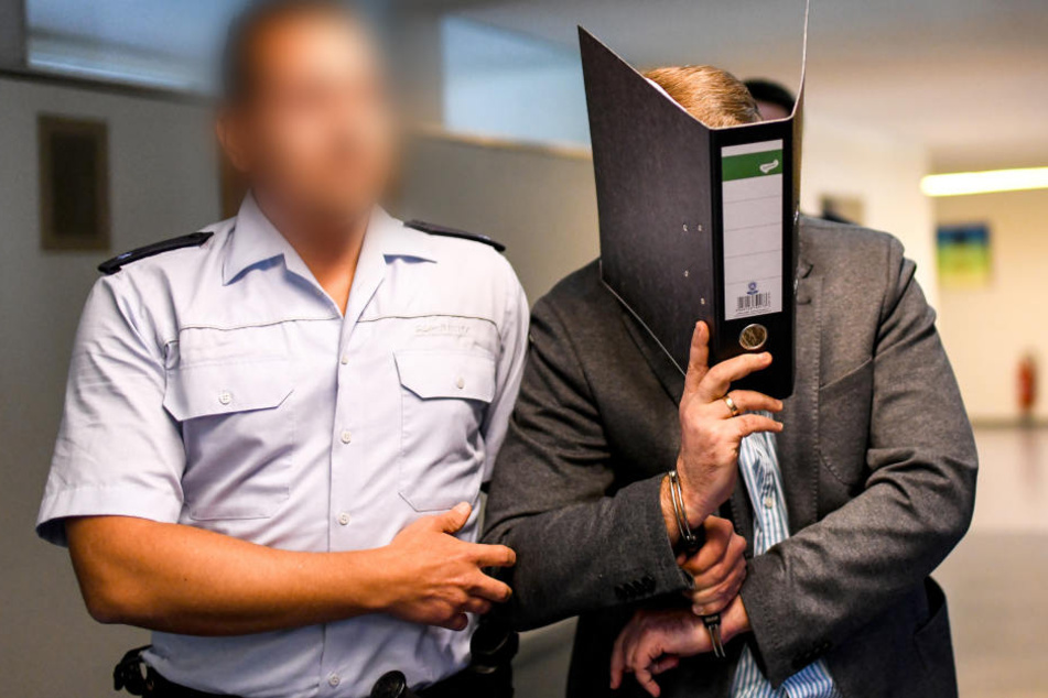 Der wegen Kindesmissbrauchs Angeklagte Knut S. wird von einem Justizbeamten in einen Saal des Landgerichts geführt. (Archivbild)