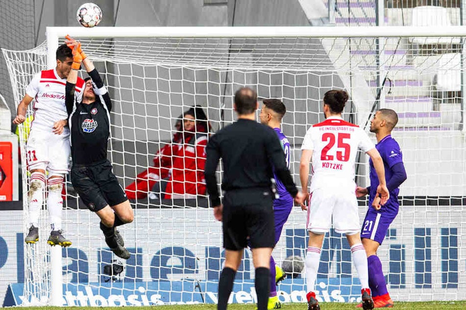 Foul oder doch nicht? Ingolstadts Dario Lezcano (l.) köpft FCE-Schlussmann Martin Männel den Ball aus den Händen.
