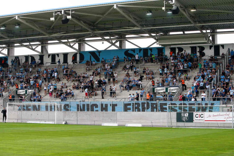 Volles Haus sieht anders aus: Beim Spiel gegen 1860 München war die Südtribüne deutlich leerer als sonst.