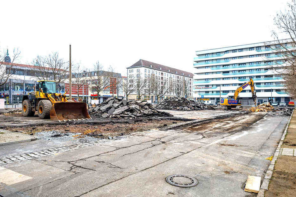 Stark sein, Autofahrer! Der letzte Parkplatz an der Wallstraße wird weggebaggert.