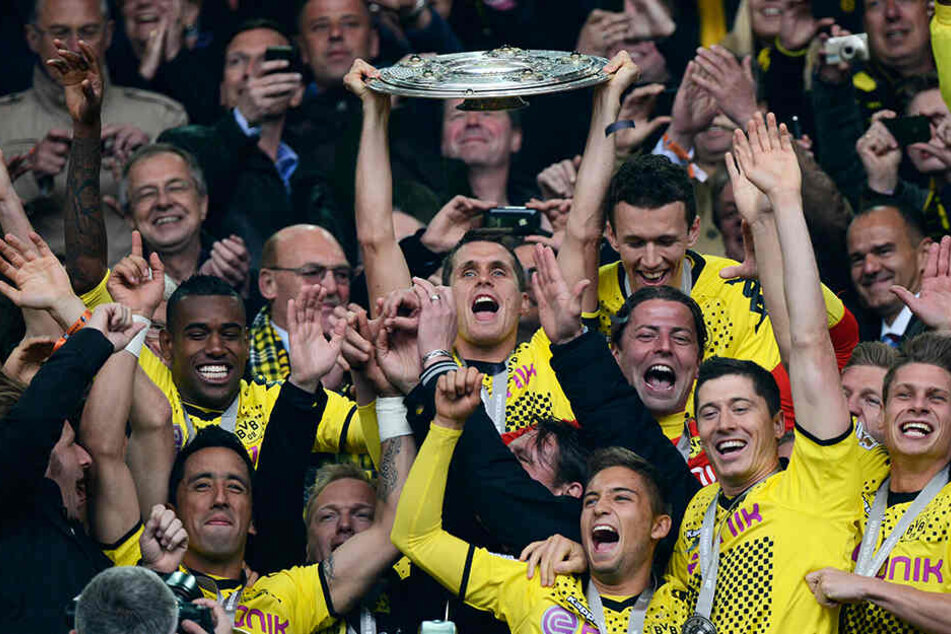 2012. Ex-BVB-Kapitän Sebastian Kehl reckt zum vorerst letzten Mal die Meisterschale in den Dortmunder Himmel.