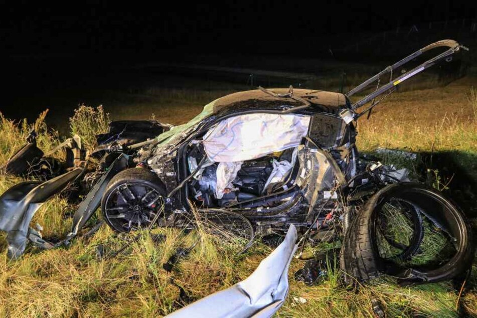 Der 26-jährige Fahrer krachte in die Leitplanke und war sofort tot.