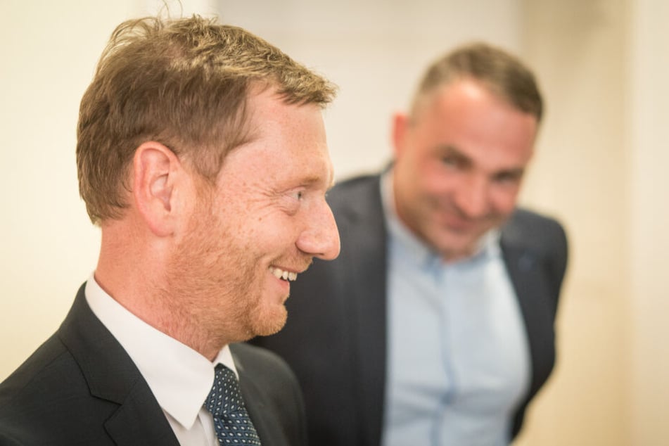 Michael Kretschmer (44, CDU) gut gelaunt, im Hintergrund hat auch Sebastian Wippel (36) der AfD Grund zum Lächeln.