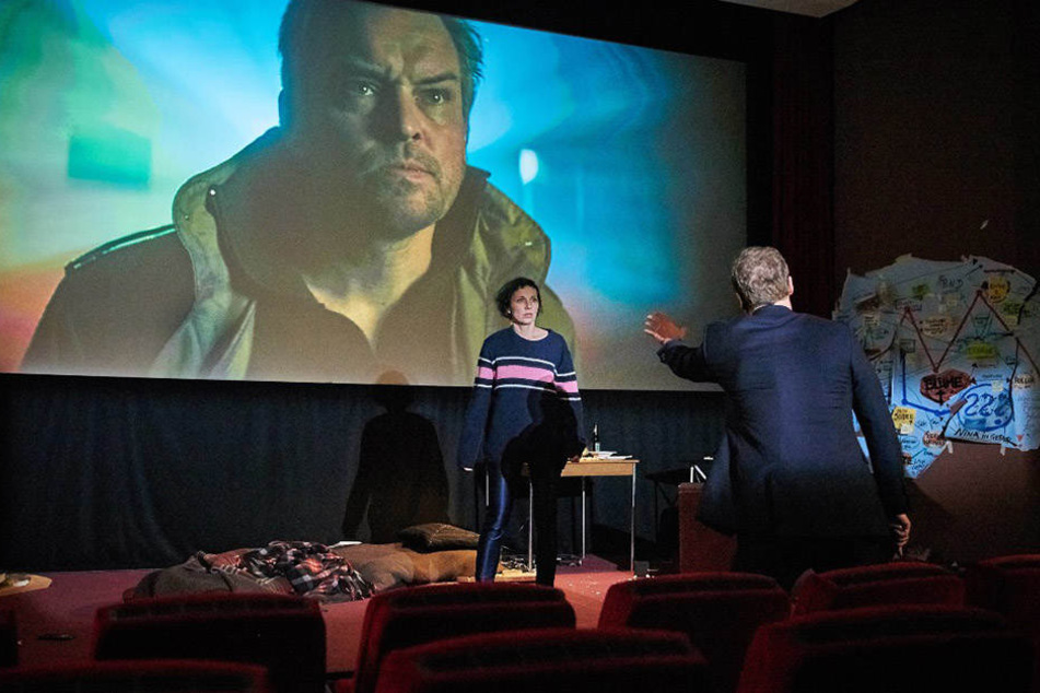 "Das ist nur ein Film" heißt es gleichzeitig: Die Ebenen überschneiden sich, wenn die Ermittler sich beim Ermitteln zusehen.