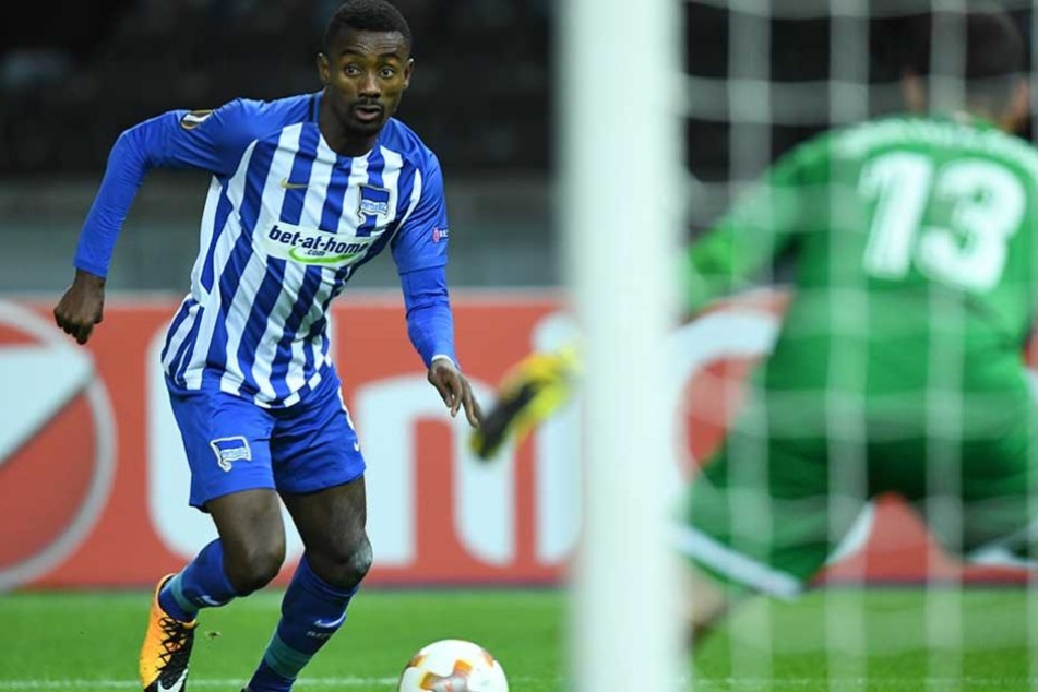Kalou auf dem Weg zum Tor, doch rein bekam auch er den Ball nicht.