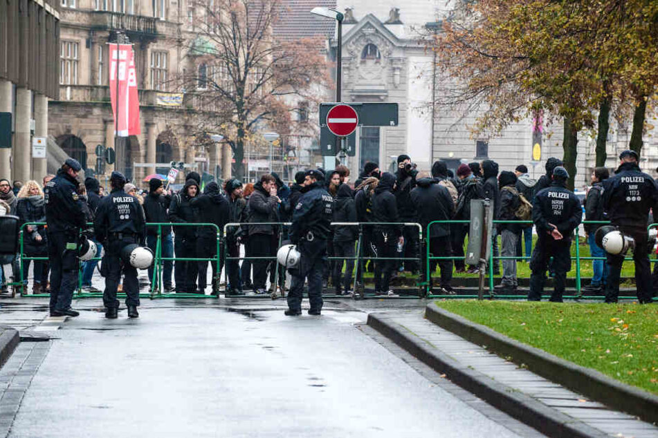 Mit Sperrungen wurden die Demonstranten voneinander getrennt.