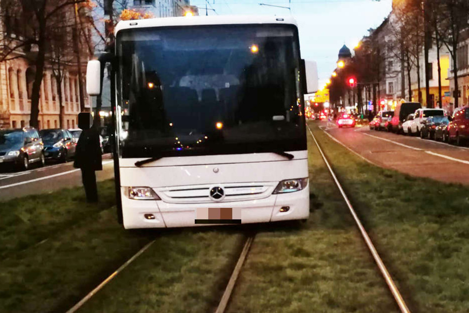Der Reisebus war aus noch ungeklärter Ursache auf der Karl-Liebknecht-Straße in die Gleise geraten.