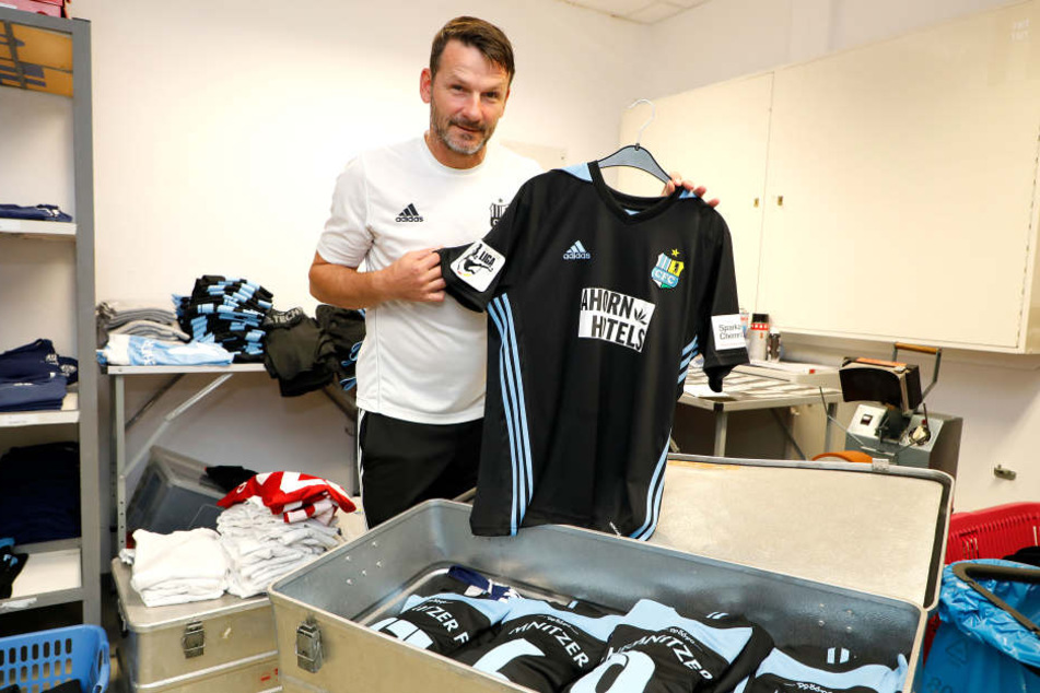 Teammanager Torsten Bittermann präsentiert das neue Trikot.
