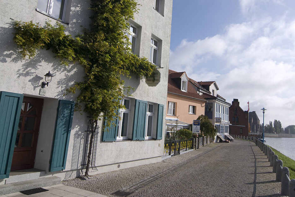 Auf dem Weg zur Elbe spuckte ein Autofahrer auf Flüchtlingskinder.