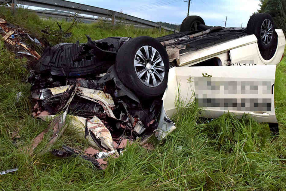 Das Taxi wurde bei dem Crash völlig zerstört.