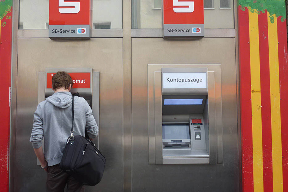 Die Zahl der Bankautomaten nimmt auch in Sachsen ab.