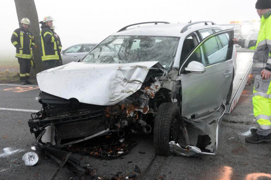 Der VW Golf krachte gegen einen Baum.