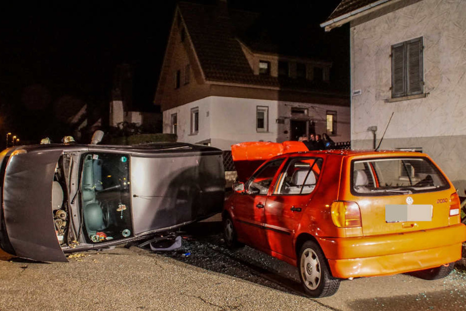 Der Renault landete beim Crash auf der Seite.