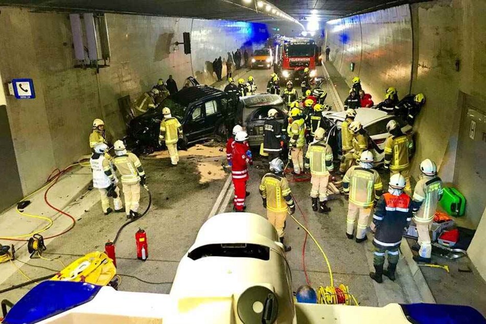 Rettungskräfte stehen am 07.01.2018 an einer Unfallstelle im Arlbergtunnel nahe Innsbruck.