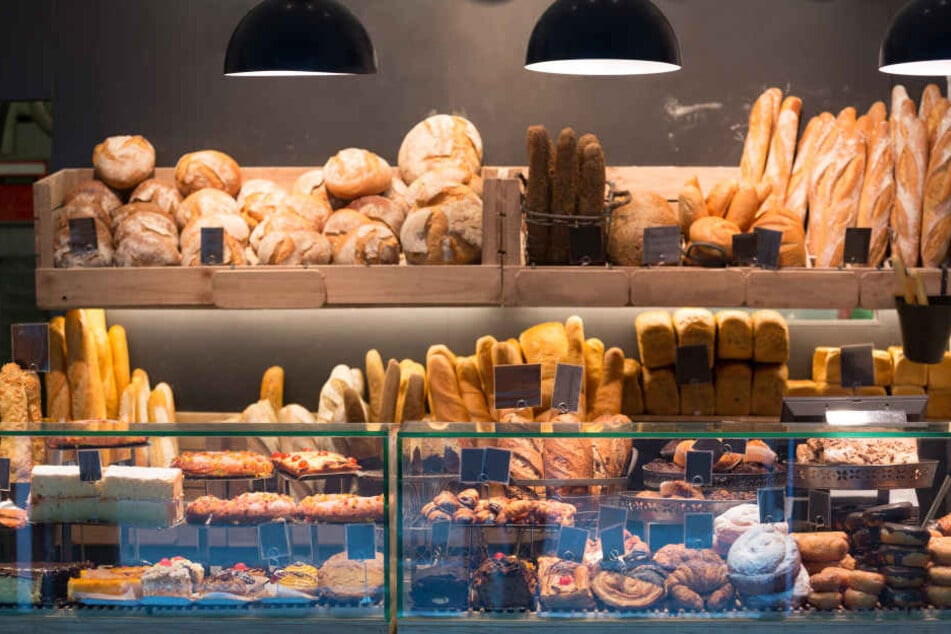 Zwei weibliche Angestellte einer Bäckerei-Filiale im Dessauer Hauptbahnhof wurden rassistisch beleidigt und bedroht. (Symbolbild)