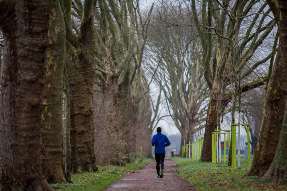 Der Jogger überholte die Frau erst und kam ihr dann nackt wieder entgegen.