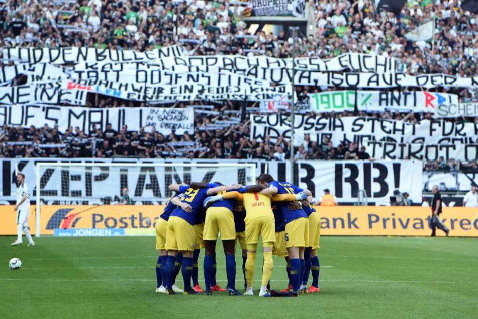 Unangenehmer Empfang: Gladbachs Fans haben am Samstag mit geschmacklosen Sprüchen gegen RB Leipzig schockiert.