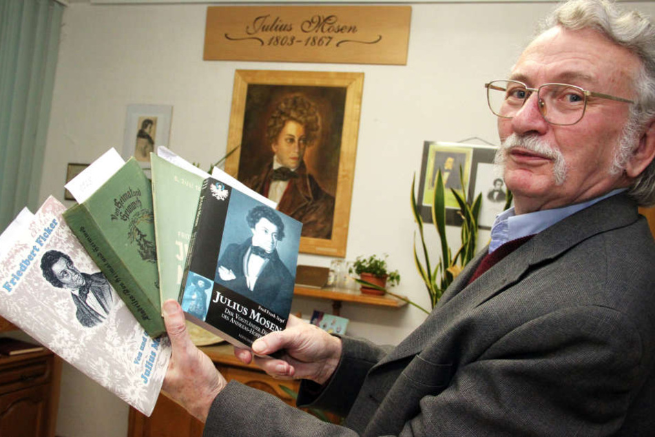 Erinnerung an einen großen Dichter: Frieder Spitzner hält im Vogtlandmuseum Schriften von Julius Mosen in der Hand.
