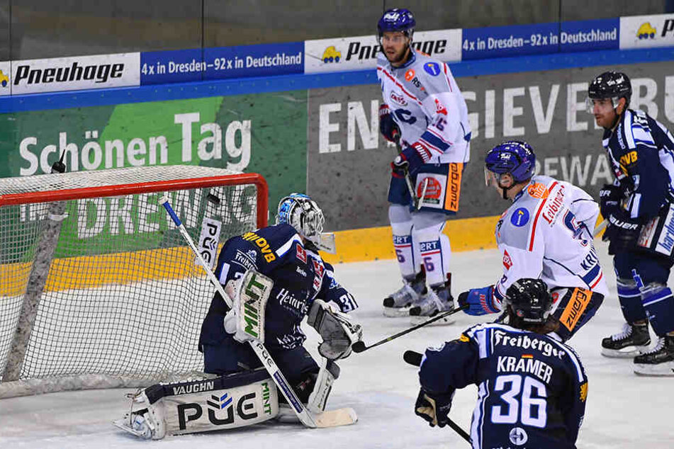 Dass Arturs Kruminsch (r.) heute wieder jubelt, wollen die Eislöwen unbedingt verhindern.