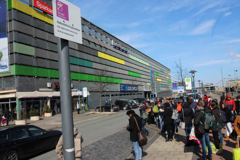 In Bielefeld warten Fahrgäste auf den Ersatzverkehr.