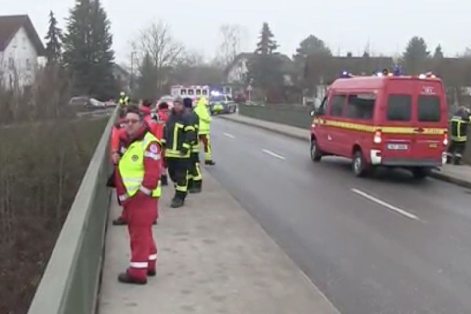 Das Auto versankt unter der Pürtener Brücke.