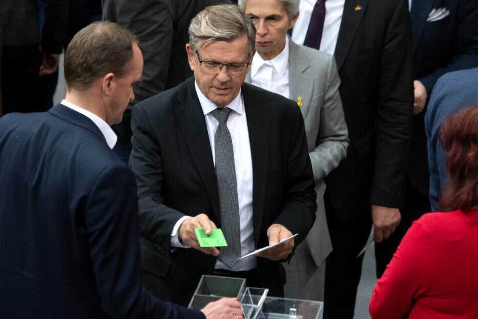 Gerold Otten gibt seinen Stimmzettel ab.