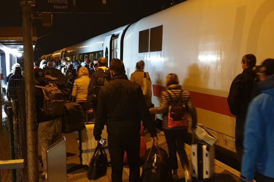 Die Fahrgäste mussten ihre Reise in Bussen und Taxis fortsetzen.